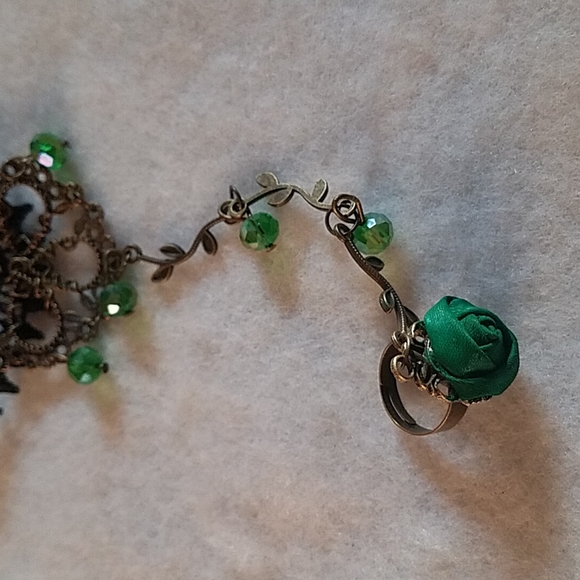 NWT.  Gothic Style Hand/ Wrist/Ring Bracelet & Coordinating Earrings - Picture 5 of 5